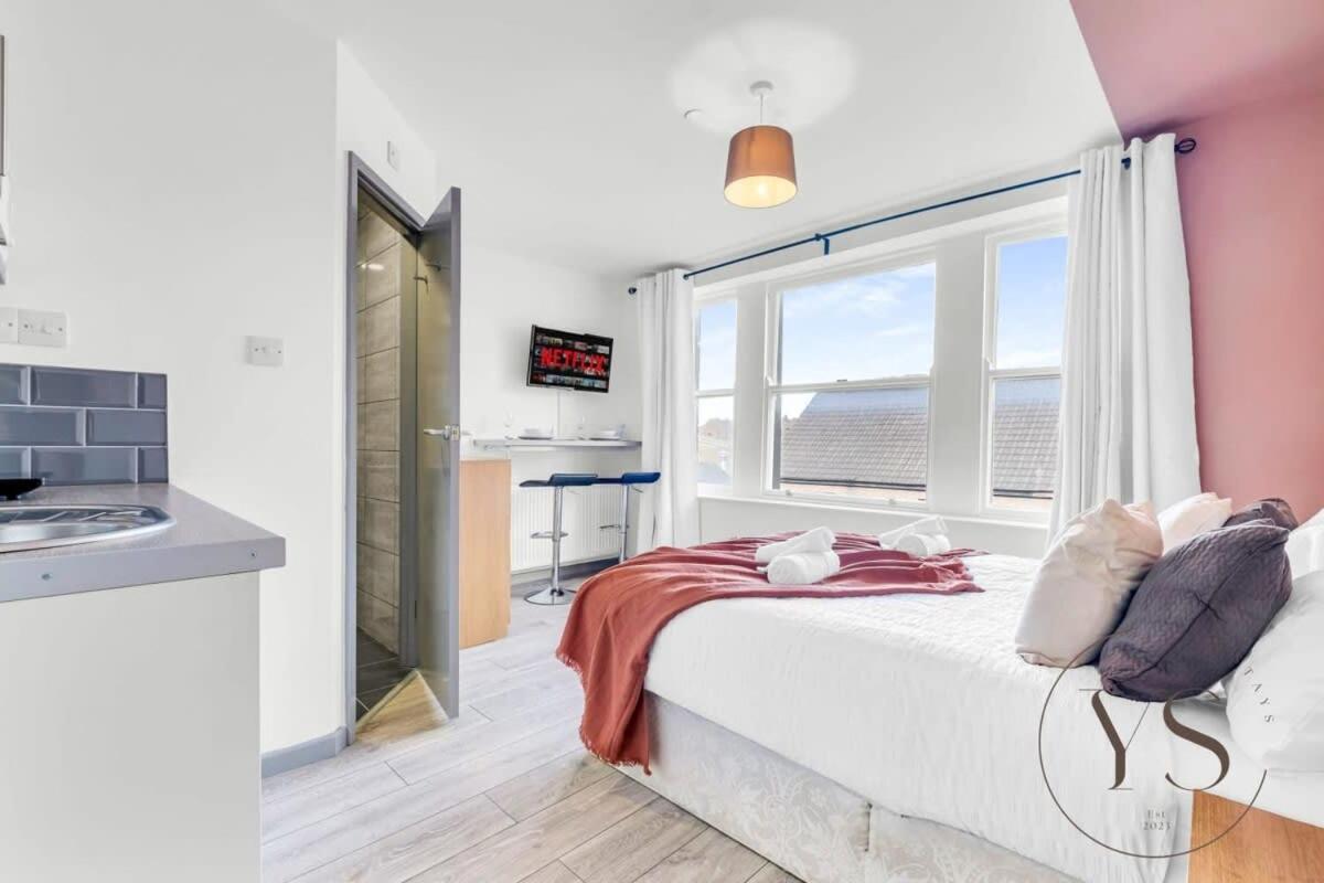 Sienna Longton Studio 2D - Wi-Fi, Alton Towers, Netflix Stoke-on-Trent Екстериор снимка